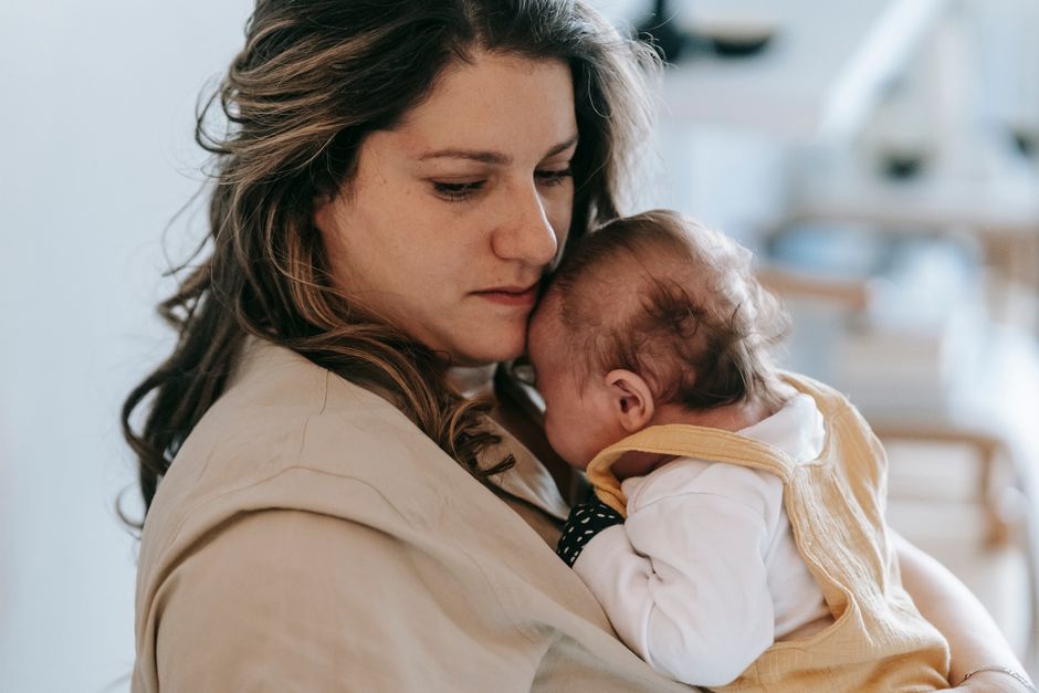 Não estou sentindo o que esperava ao ver meu bebê — é depressão pós-parto?